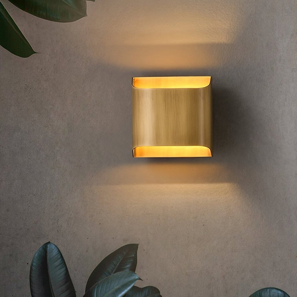 Messing-Wandleuchte mit sanftem LED-Bogen für Flure und Wohnzimmer
