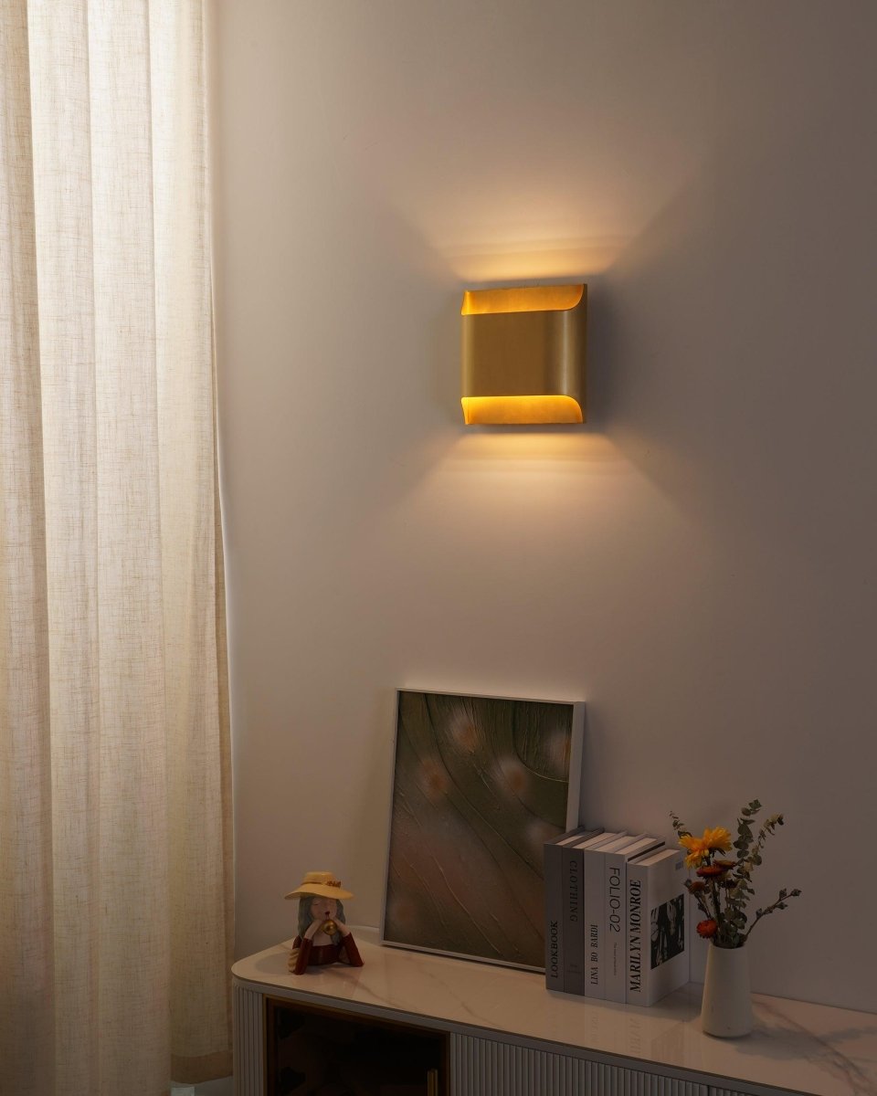 Messing-Wandleuchte mit sanftem LED-Bogen für Flure und Wohnzimmer