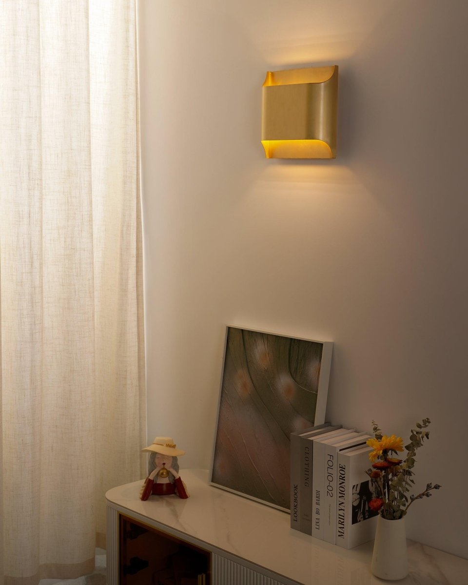 Messing-Wandleuchte mit sanftem LED-Bogen für Flure und Wohnzimmer