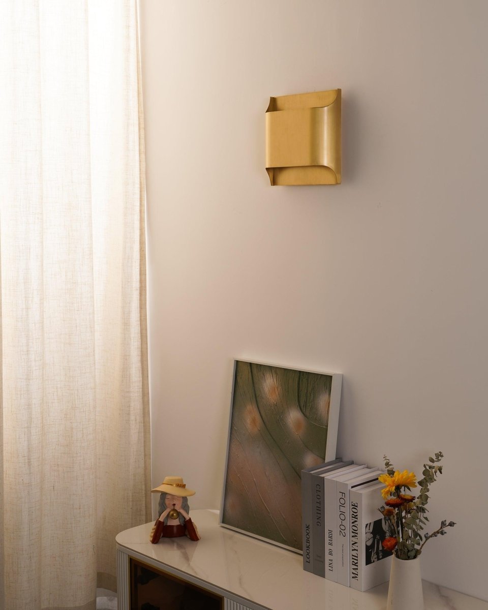 Messing-Wandleuchte mit sanftem LED-Bogen für Flure und Wohnzimmer
