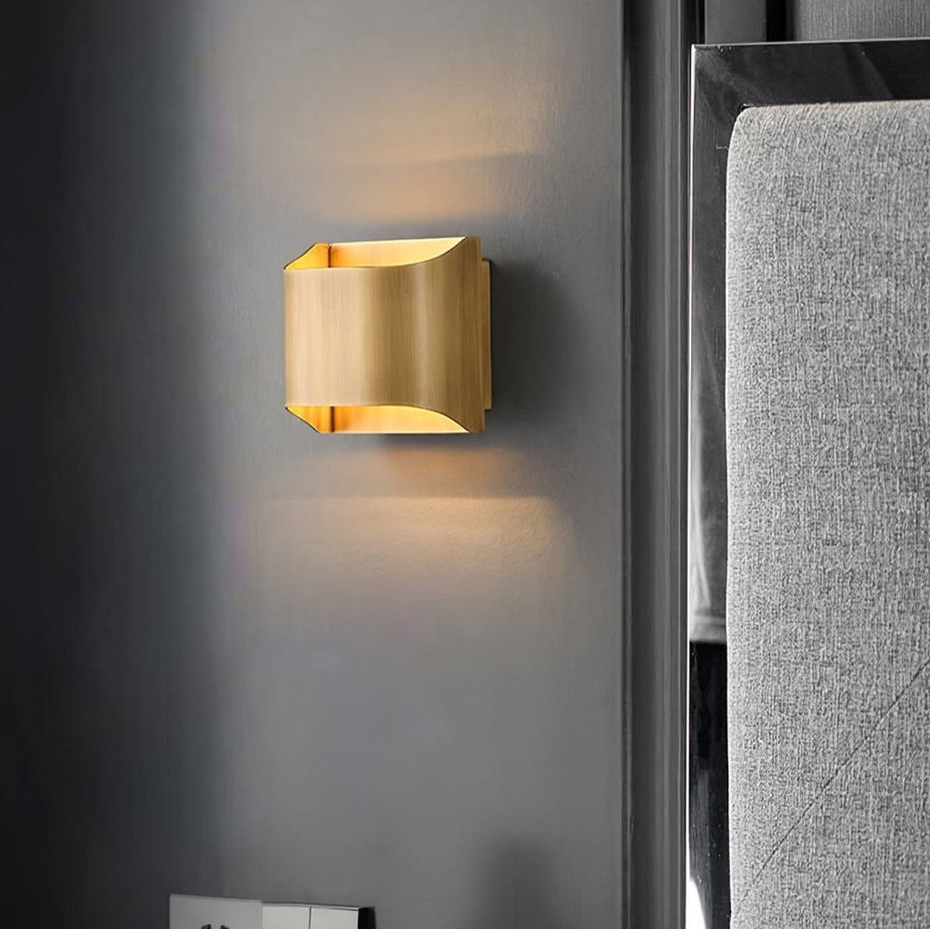 Messing-Wandleuchte mit sanftem LED-Bogen für Flure und Wohnzimmer