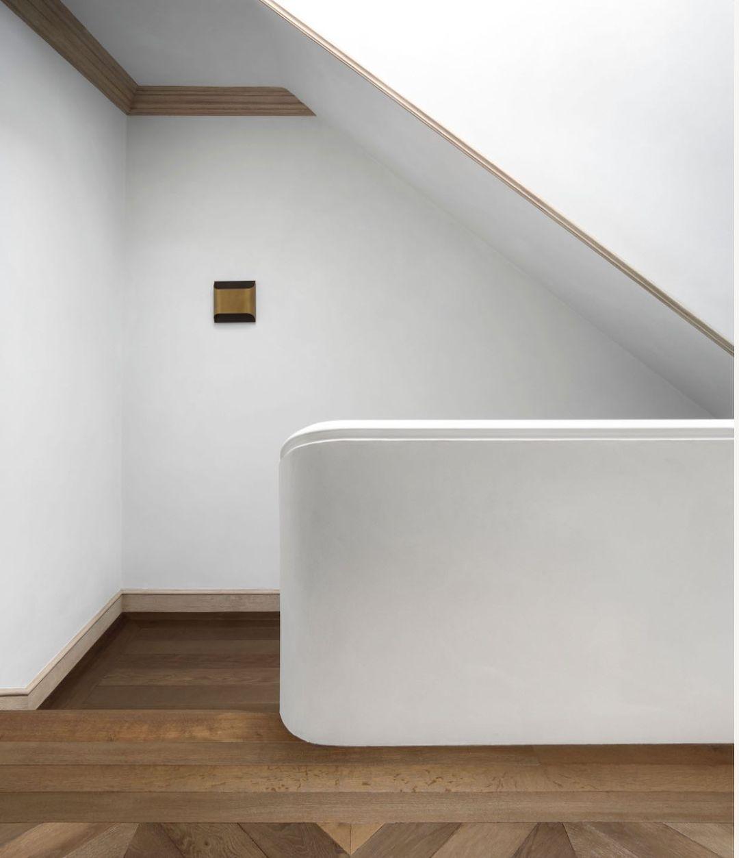Messing-Wandleuchte mit sanftem LED-Bogen für Flure und Wohnzimmer