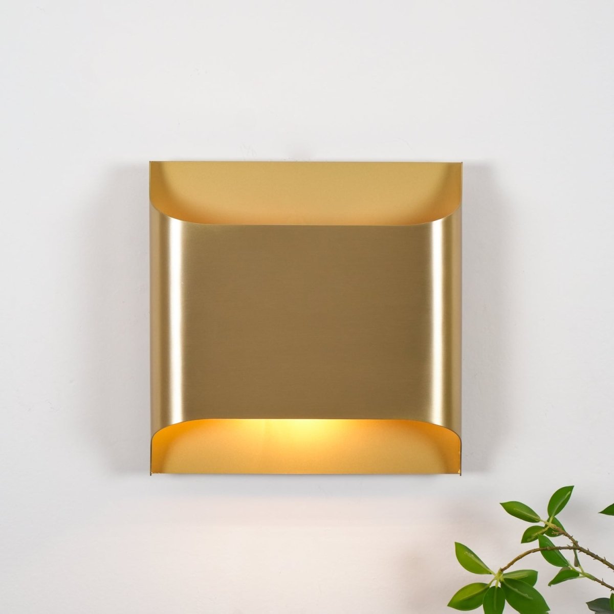 Messing-Wandleuchte mit sanftem LED-Bogen für Flure und Wohnzimmer