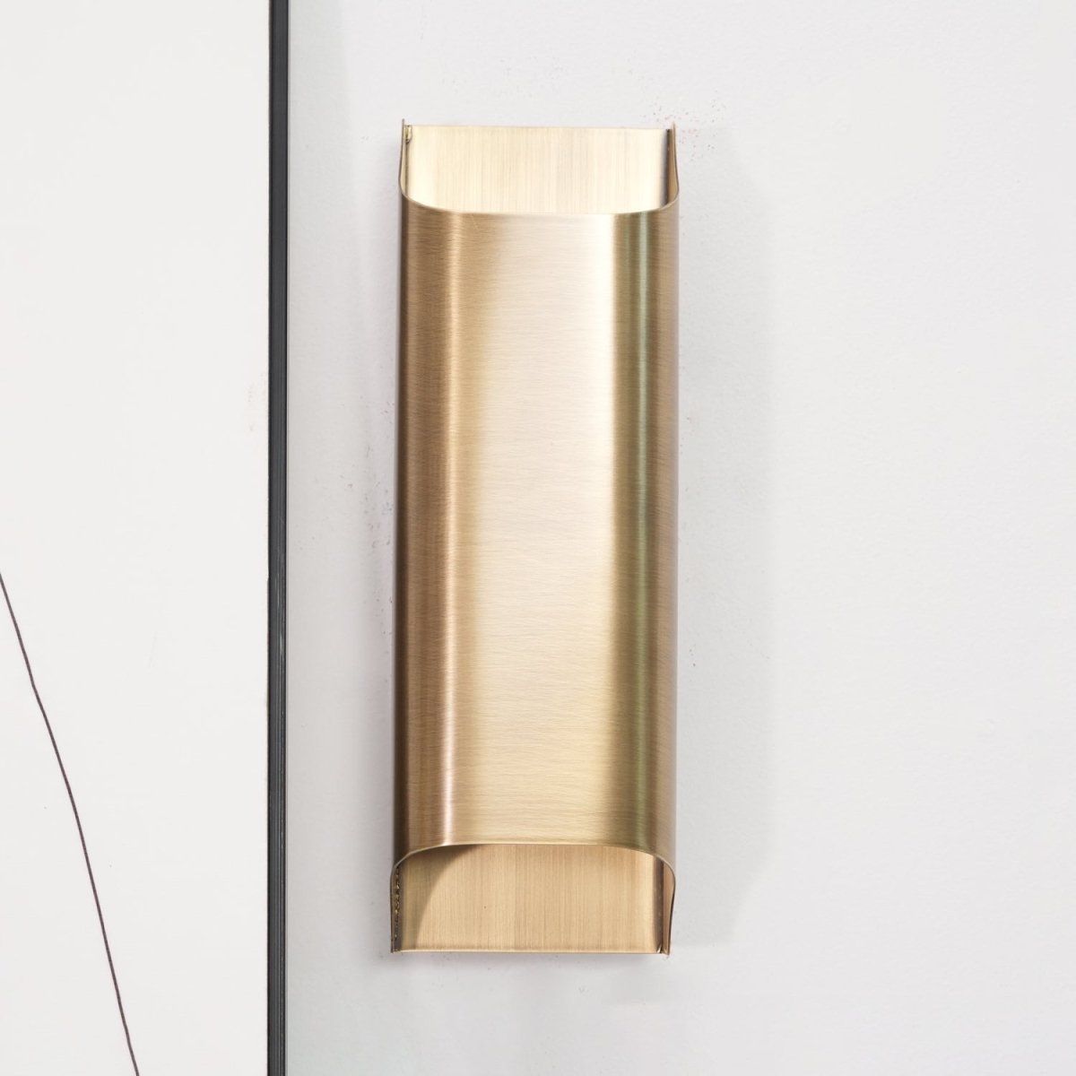 Messing-Wandleuchte mit sanftem LED-Bogen für Flure und Wohnzimmer