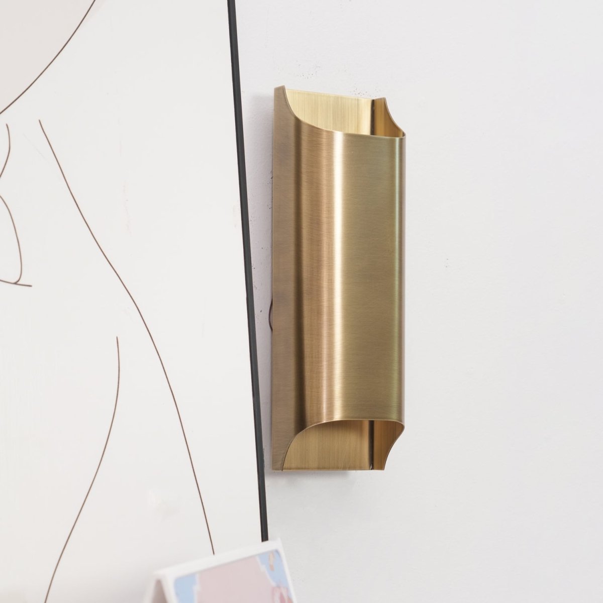 Messing-Wandleuchte mit sanftem LED-Bogen für Flure und Wohnzimmer