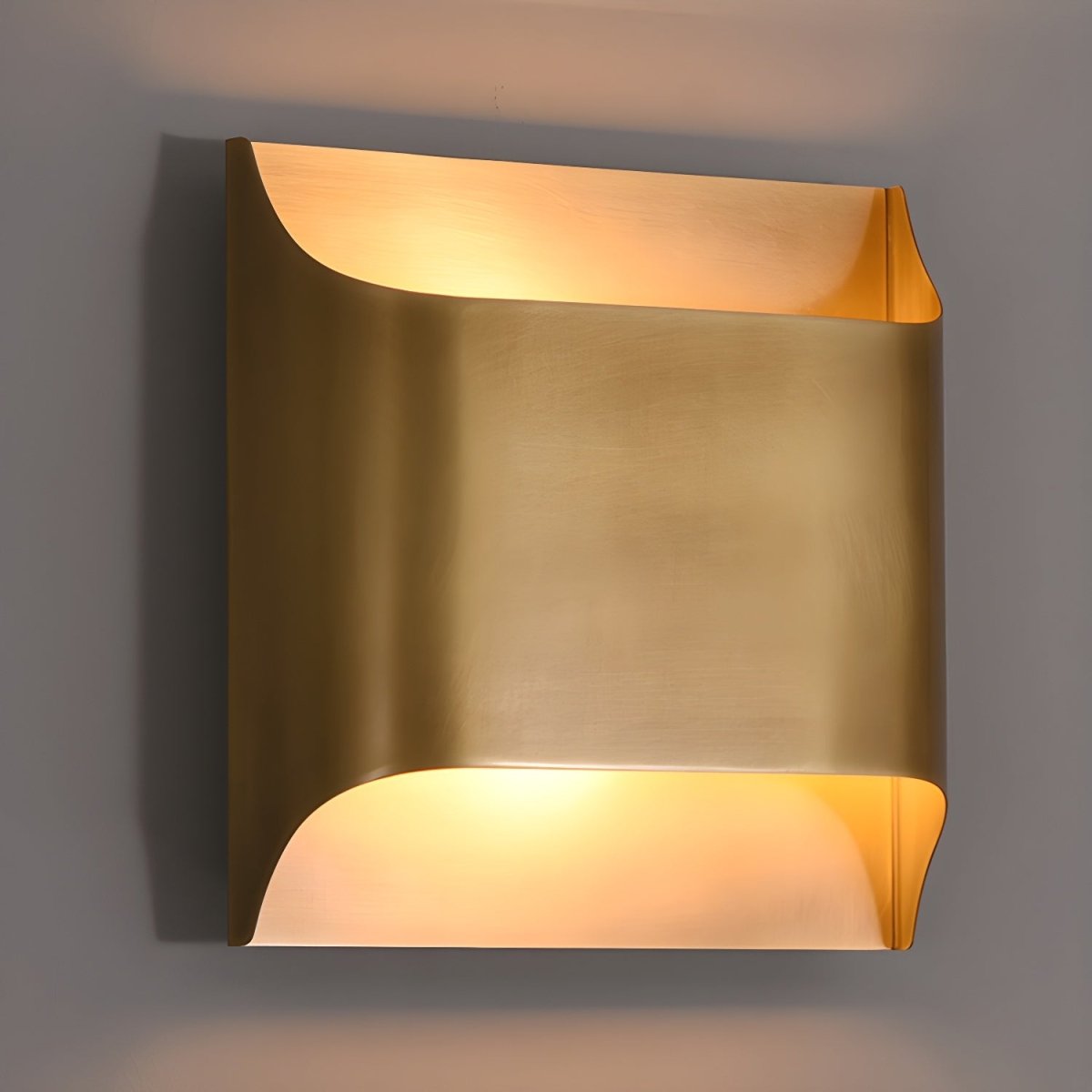 Messing-Wandleuchte mit sanftem LED-Bogen für Flure und Wohnzimmer