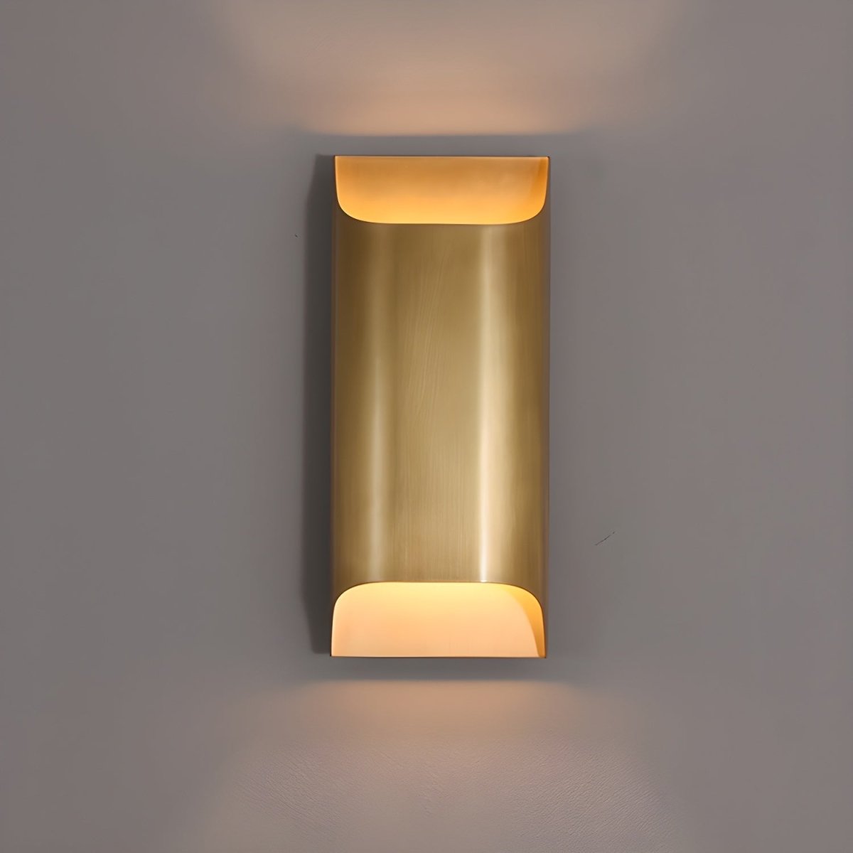 Messing-Wandleuchte mit sanftem LED-Bogen für Flure und Wohnzimmer