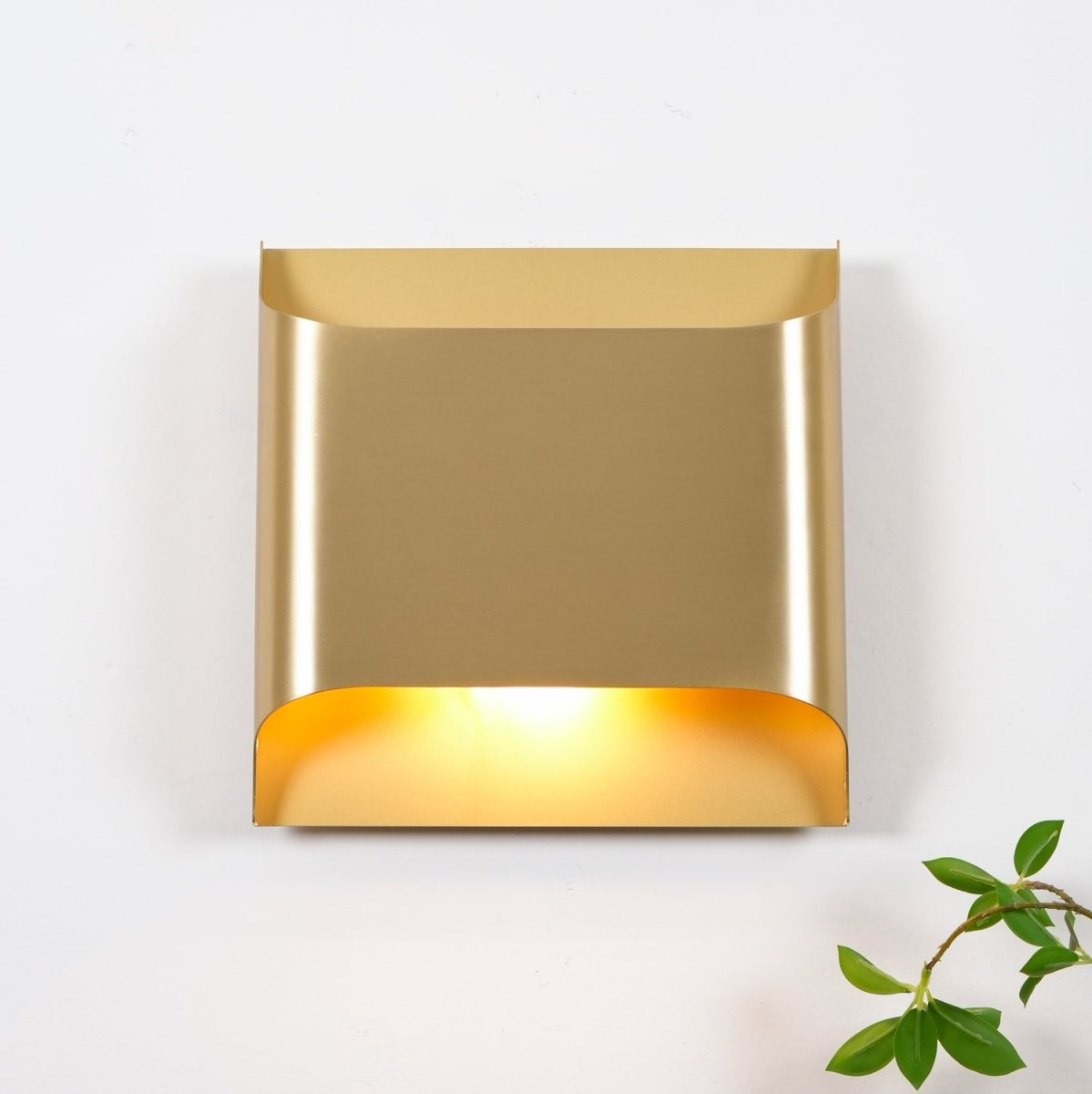 Messing-Wandleuchte mit sanftem LED-Bogen für Flure und Wohnzimmer