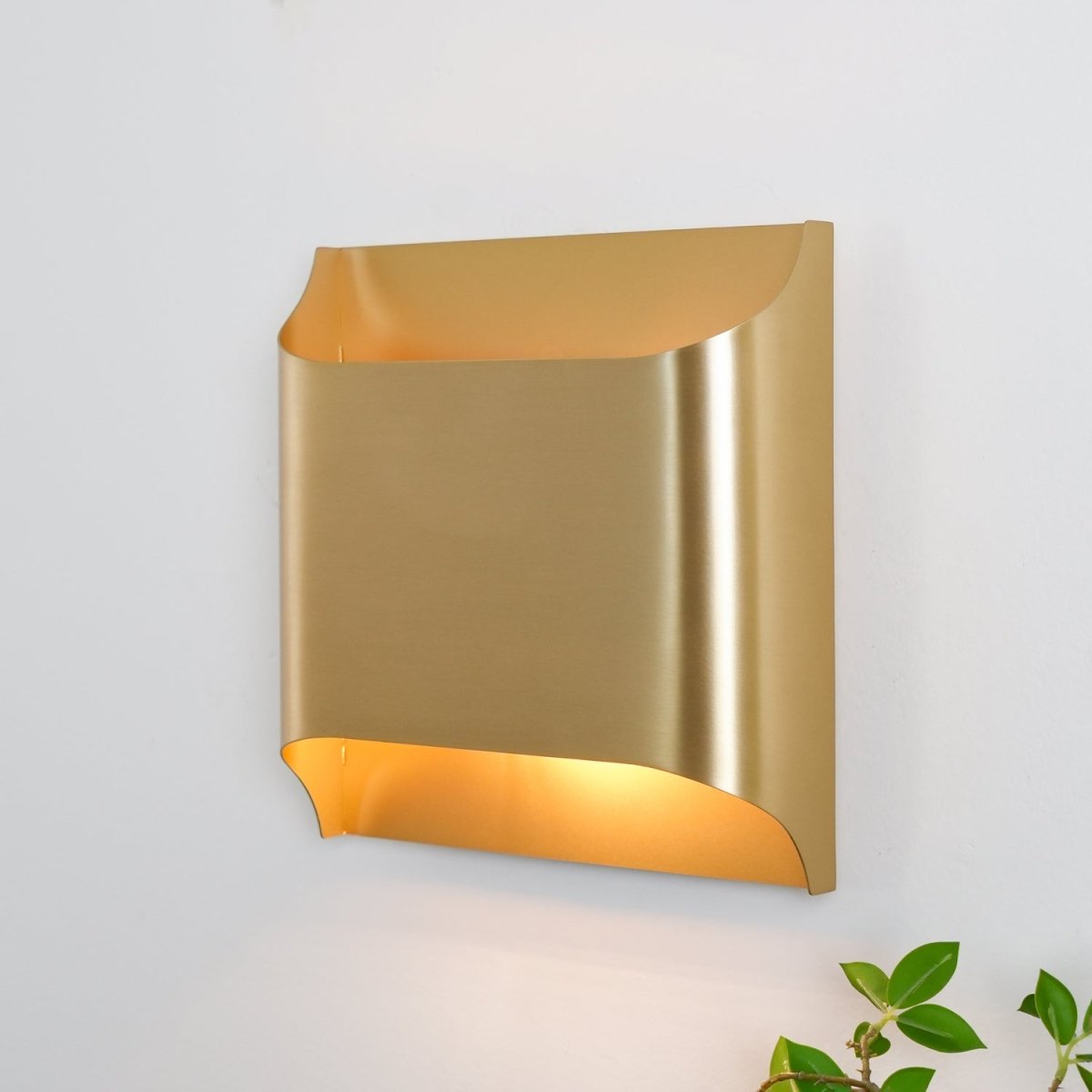 Messing-Wandleuchte mit sanftem LED-Bogen für Flure und Wohnzimmer