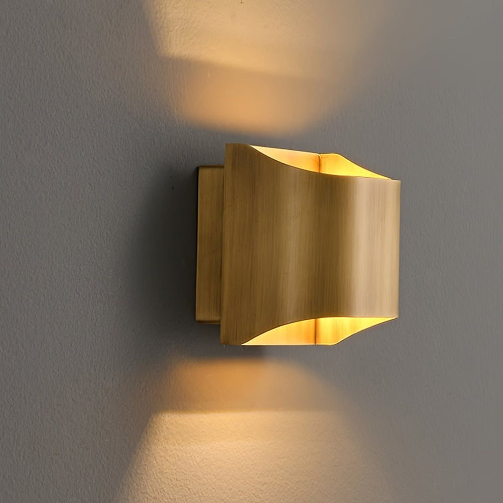 Messing-Wandleuchte mit sanftem LED-Bogen für Flure und Wohnzimmer