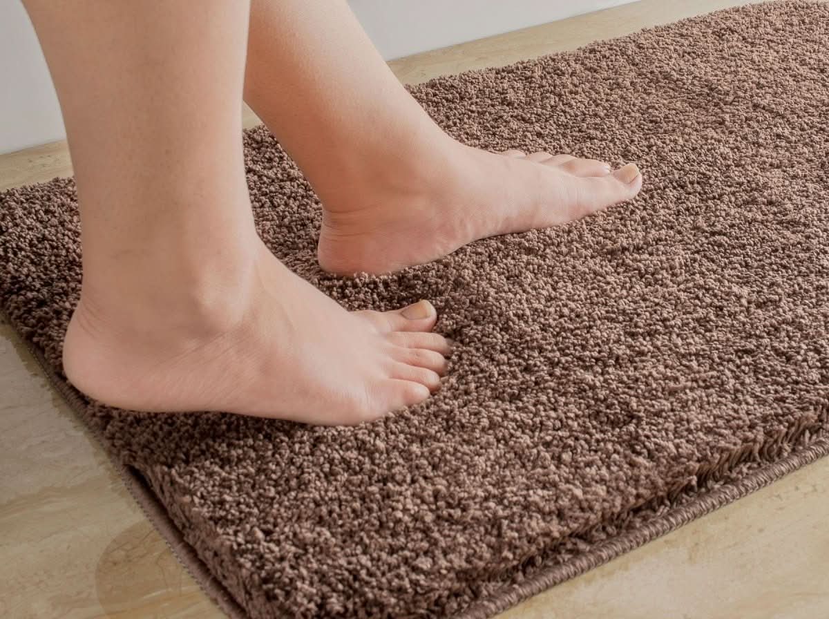 NovaShore UltraSoft Microfiber Bath Mat Quick-Dry Non-Slip For Modern Bathrooms