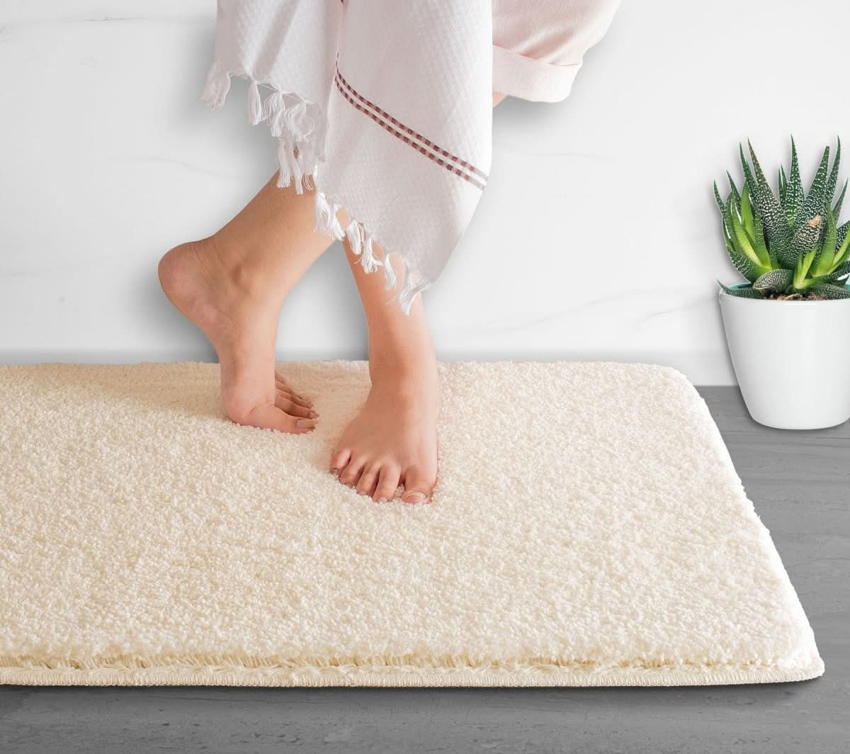 NovaShore UltraSoft Microfiber Bath Mat Quick-Dry Non-Slip For Modern Bathrooms