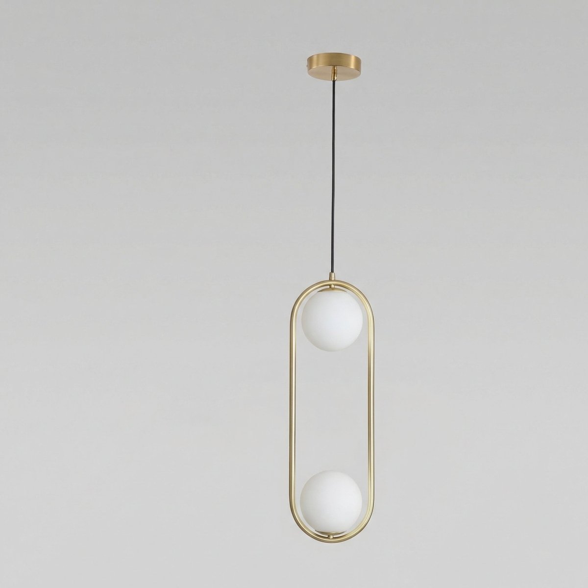 Dvě závěsné lampy Globe s elegantním rámem a skleněnými stínidly