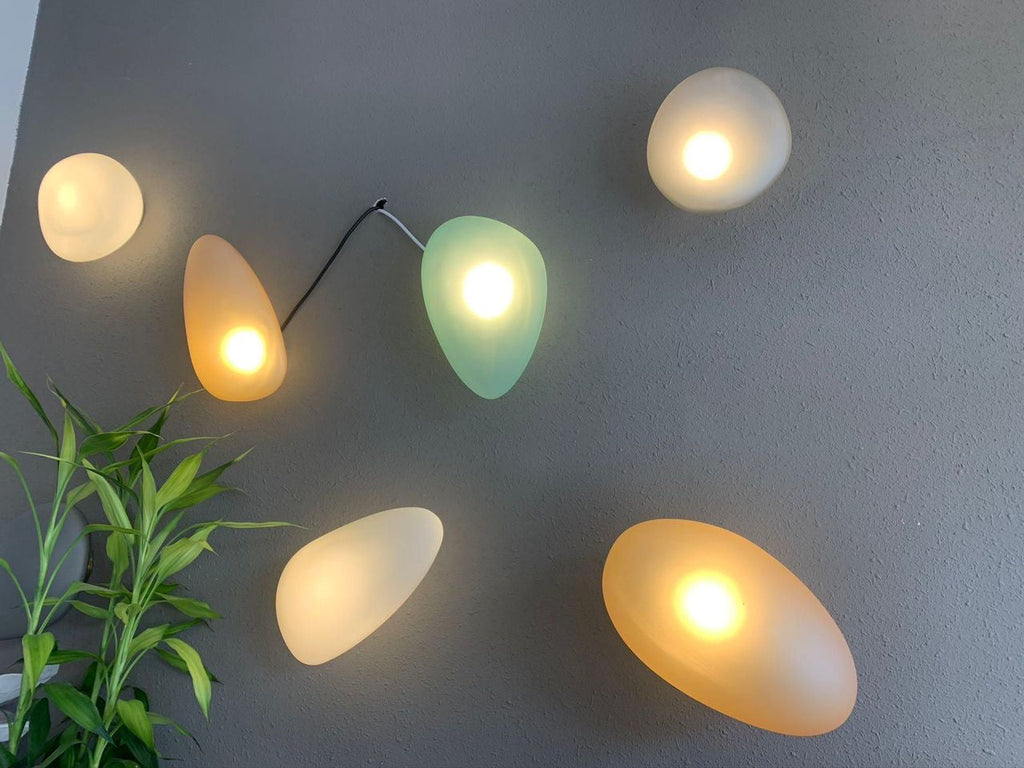 Lirena Farget Glass Vegglampe med Akryl Detaljer