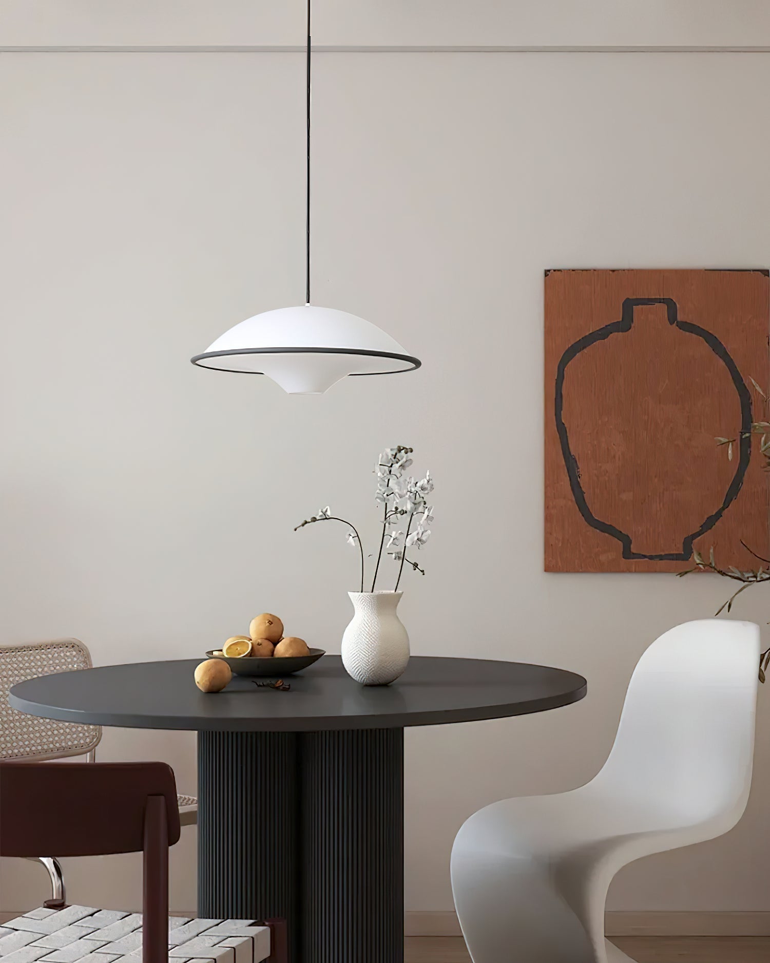 Novara | Minimalistisk UFO pendellampe med svart kant