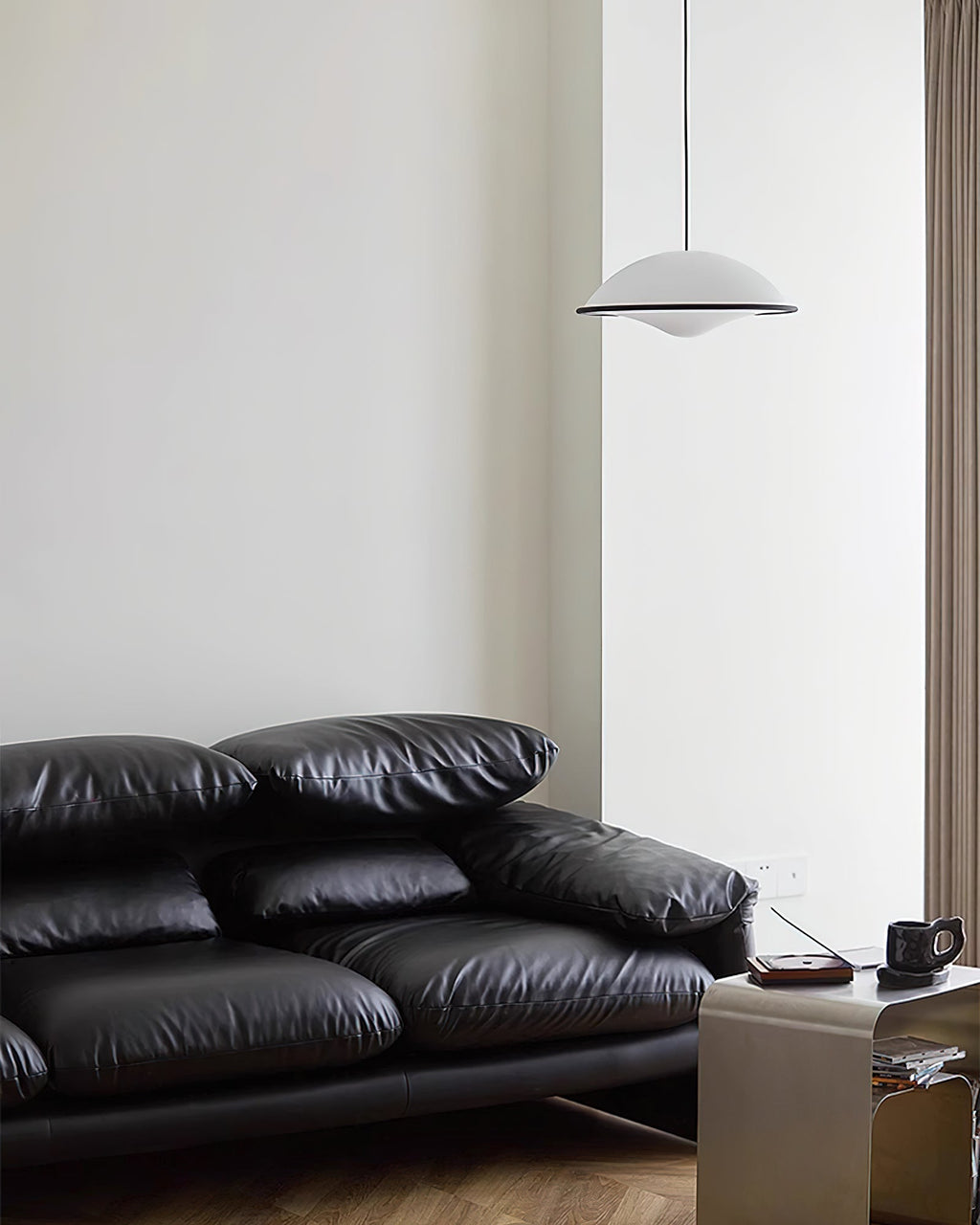 Novara | Minimalistisk UFO pendellampe med svart kant
