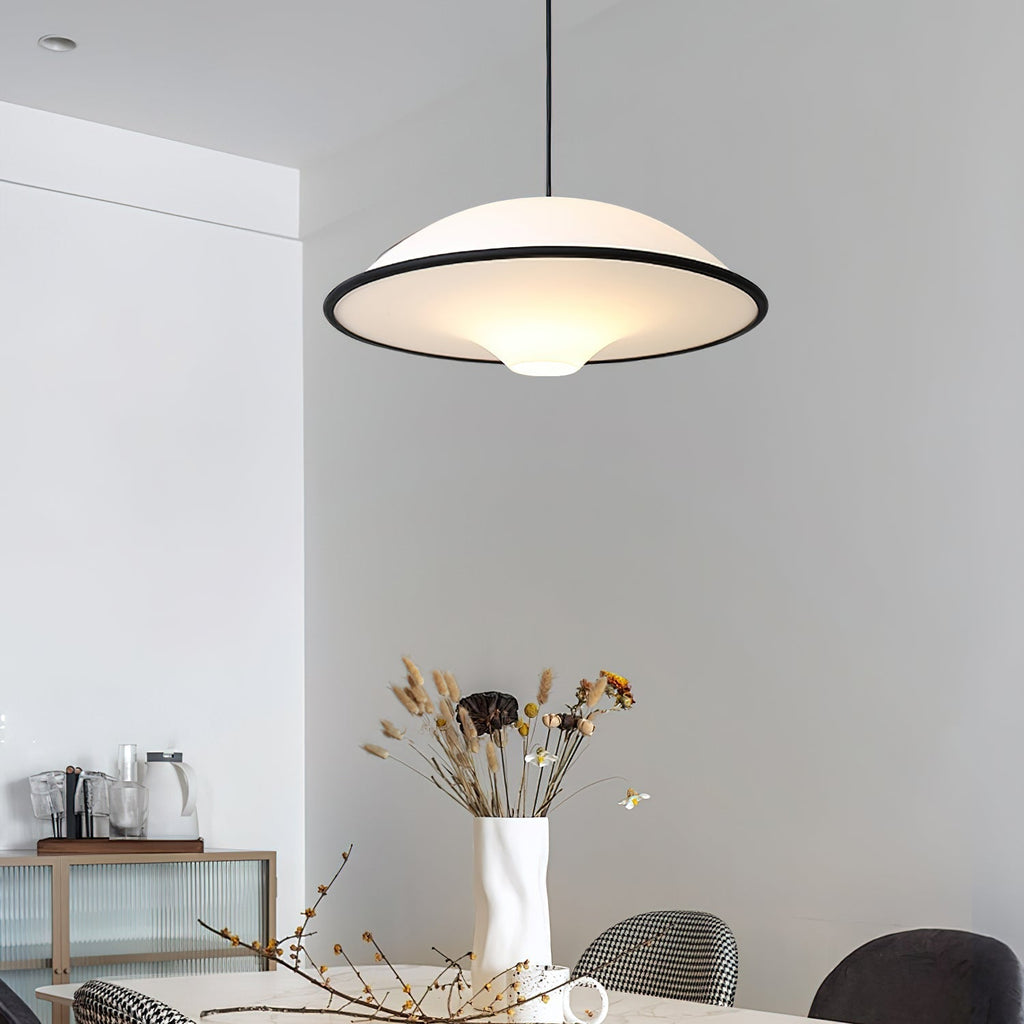 Novara | Minimalistisk UFO pendellampe med svart kant