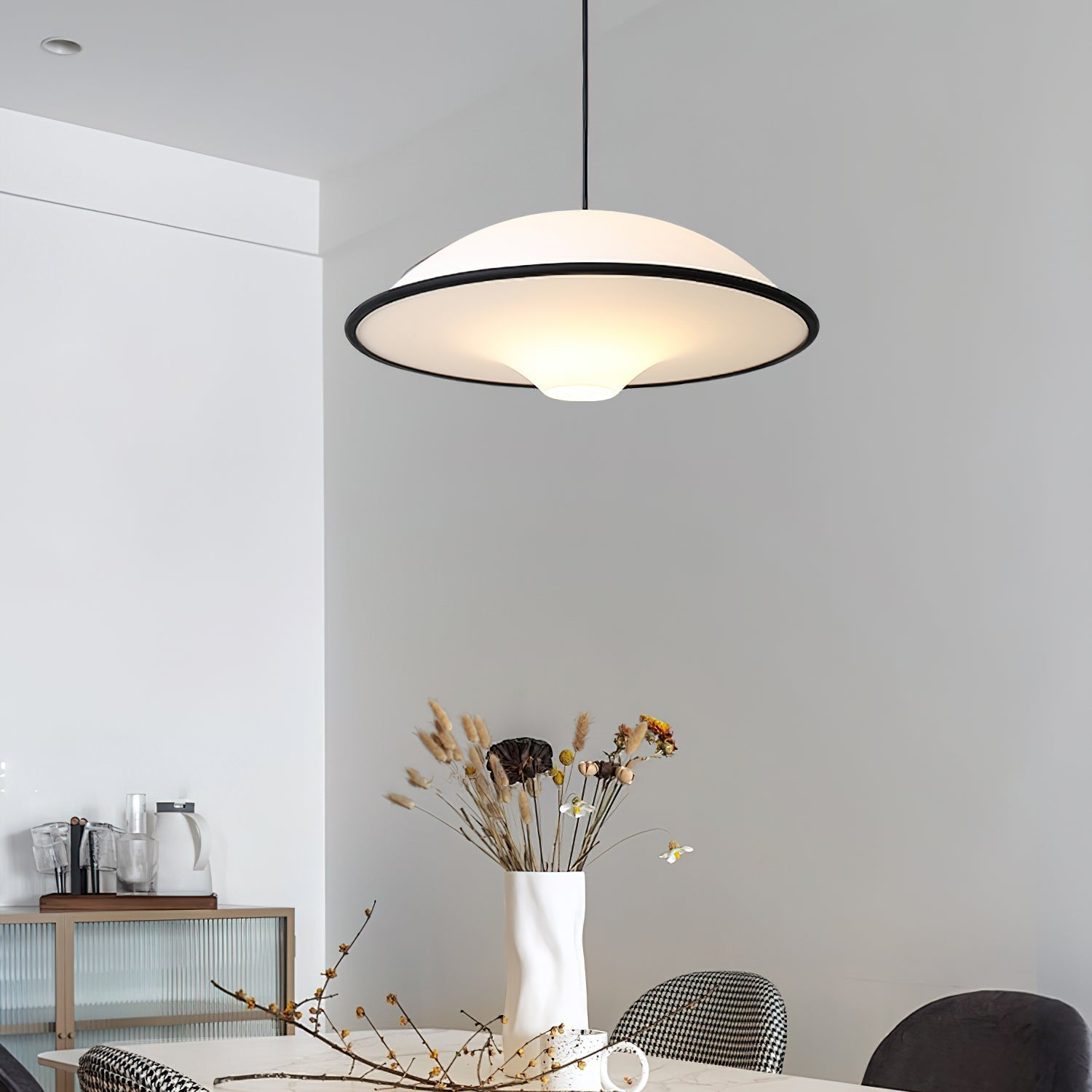 Novara | Minimalistisk UFO pendellampe med svart kant
