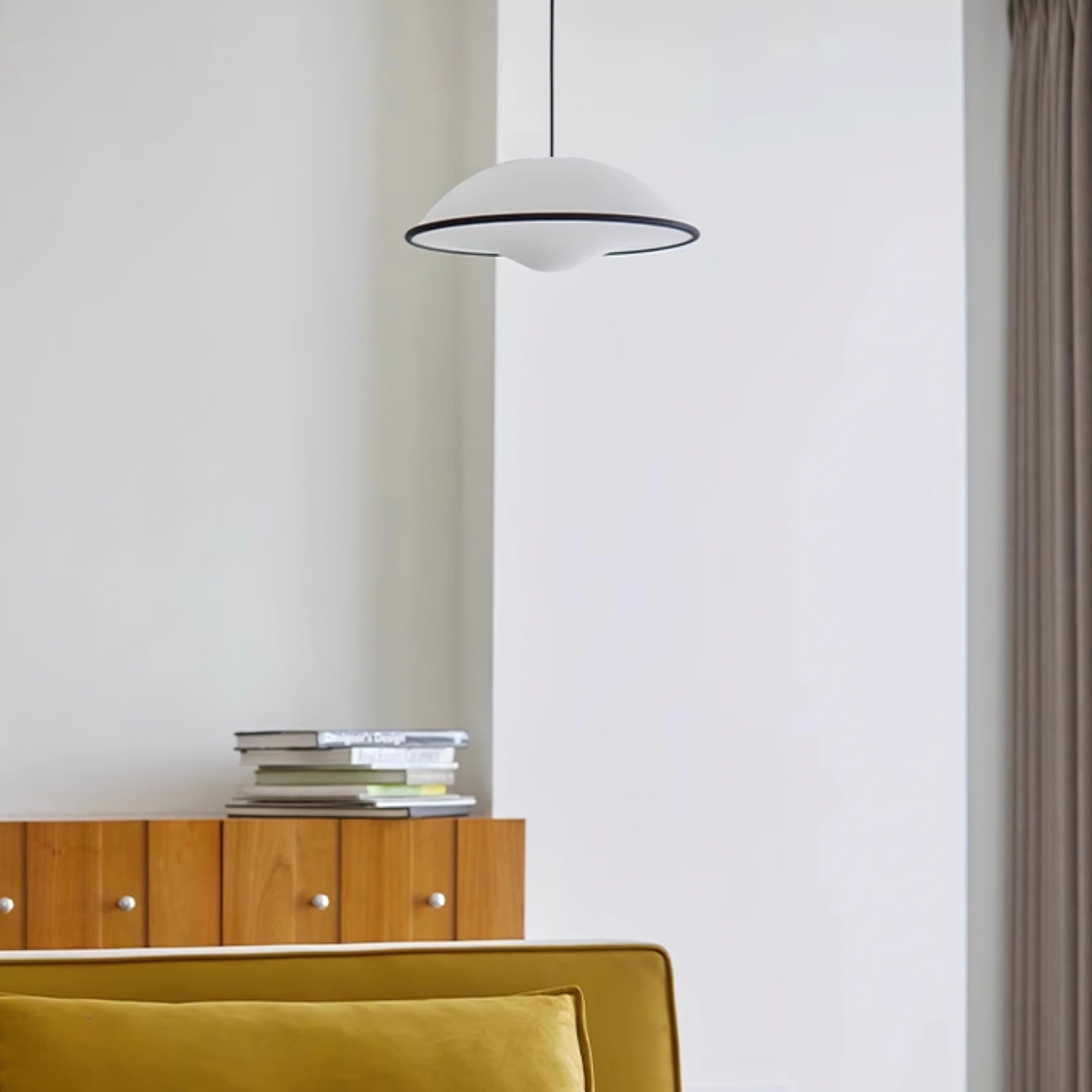 Novara | Minimalistisk UFO pendellampe med svart kant