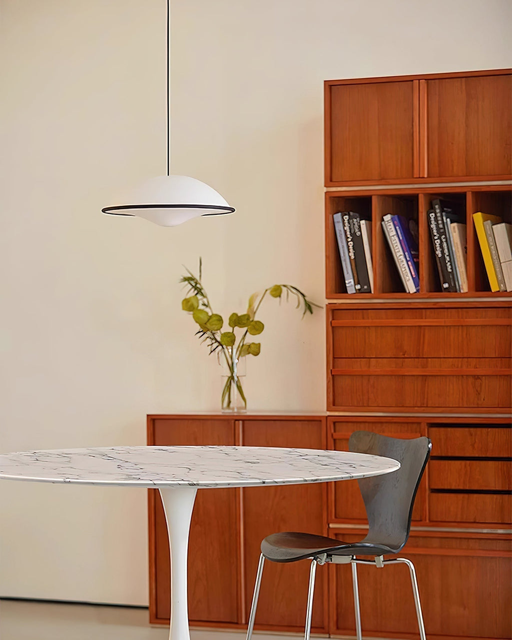 Novara | Minimalistisk UFO pendellampe med svart kant