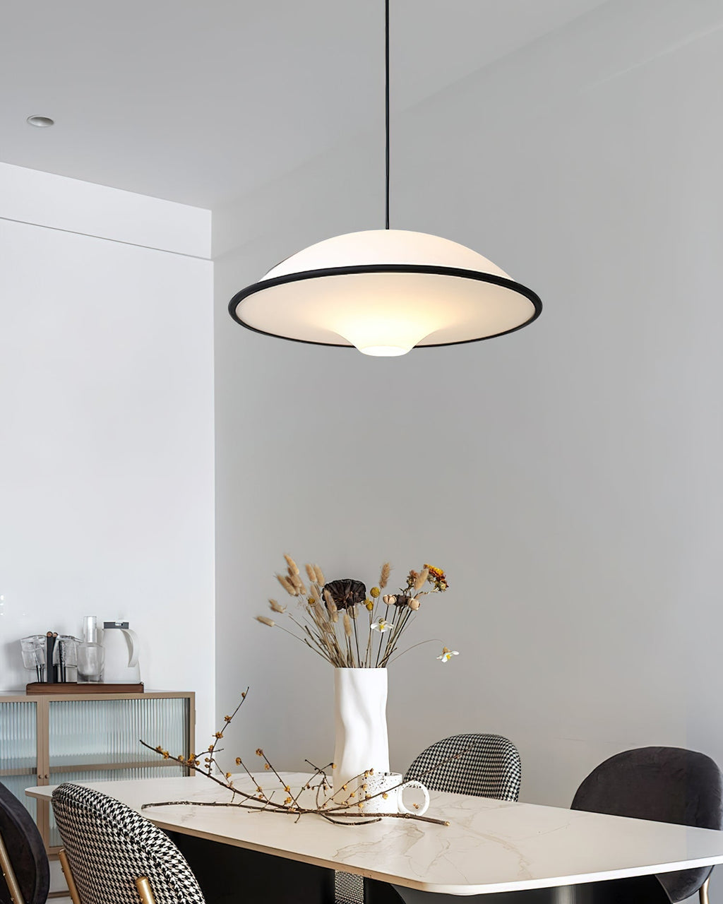 Novara | Minimalistisk UFO pendellampe med svart kant