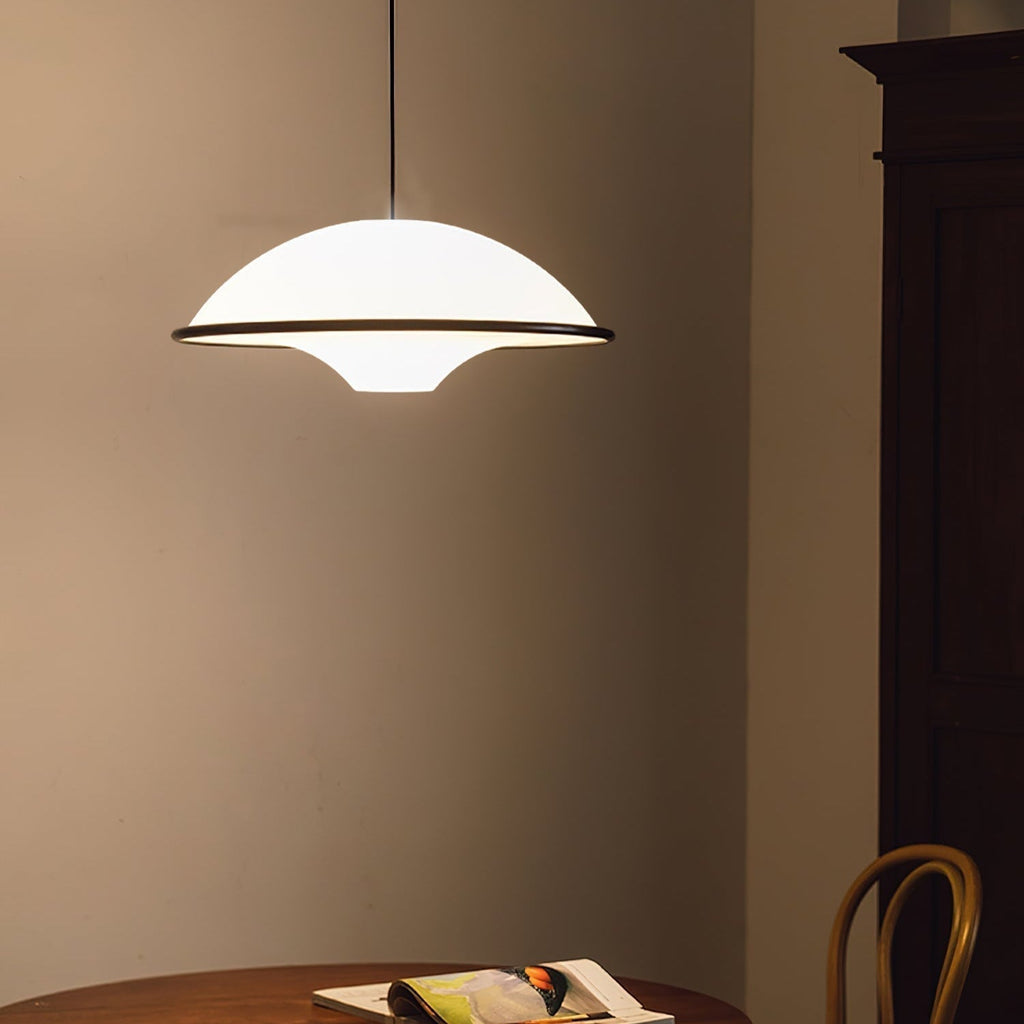 Novara | Minimalistisk UFO pendellampe med svart kant
