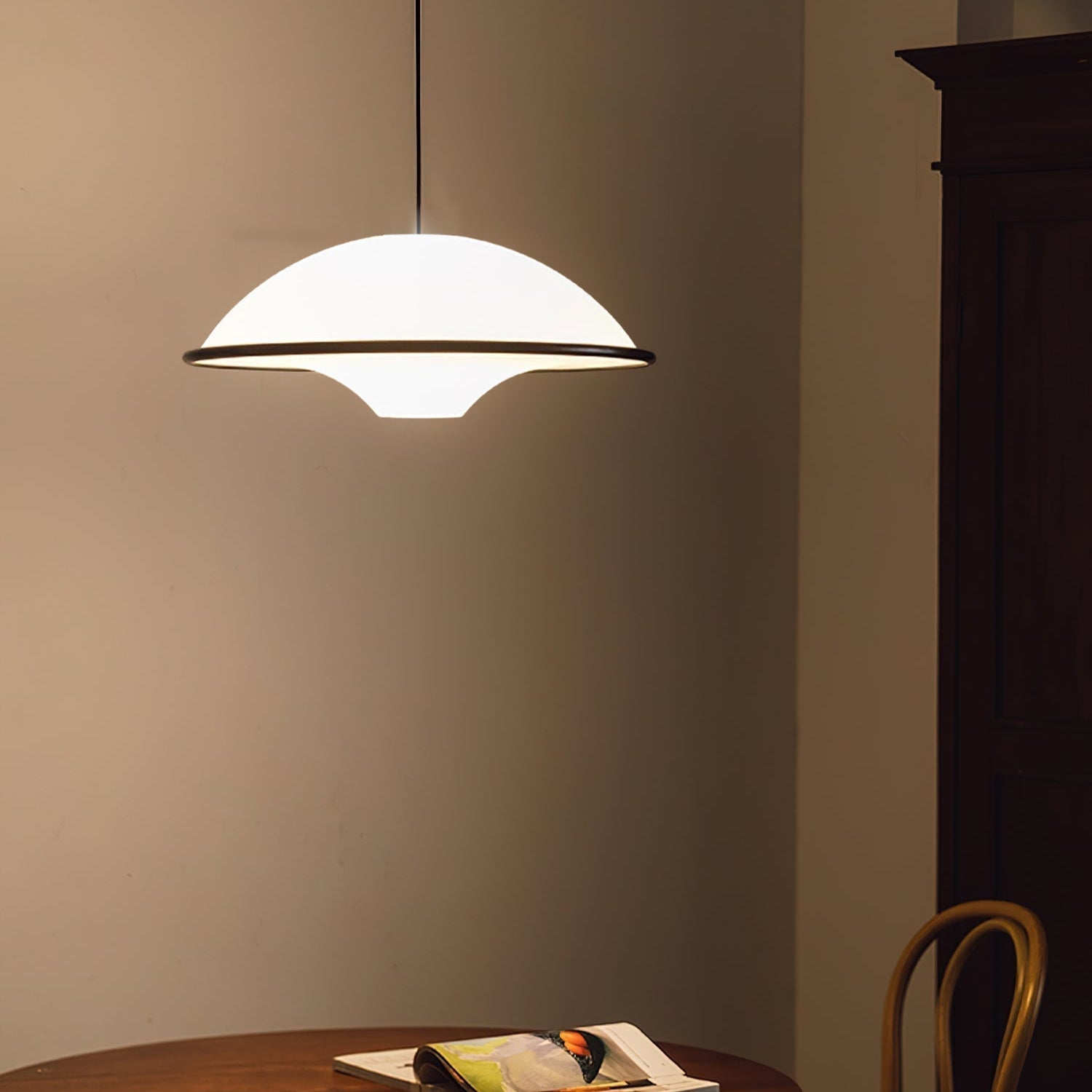 Novara | Minimalistisk UFO pendellampe med svart kant