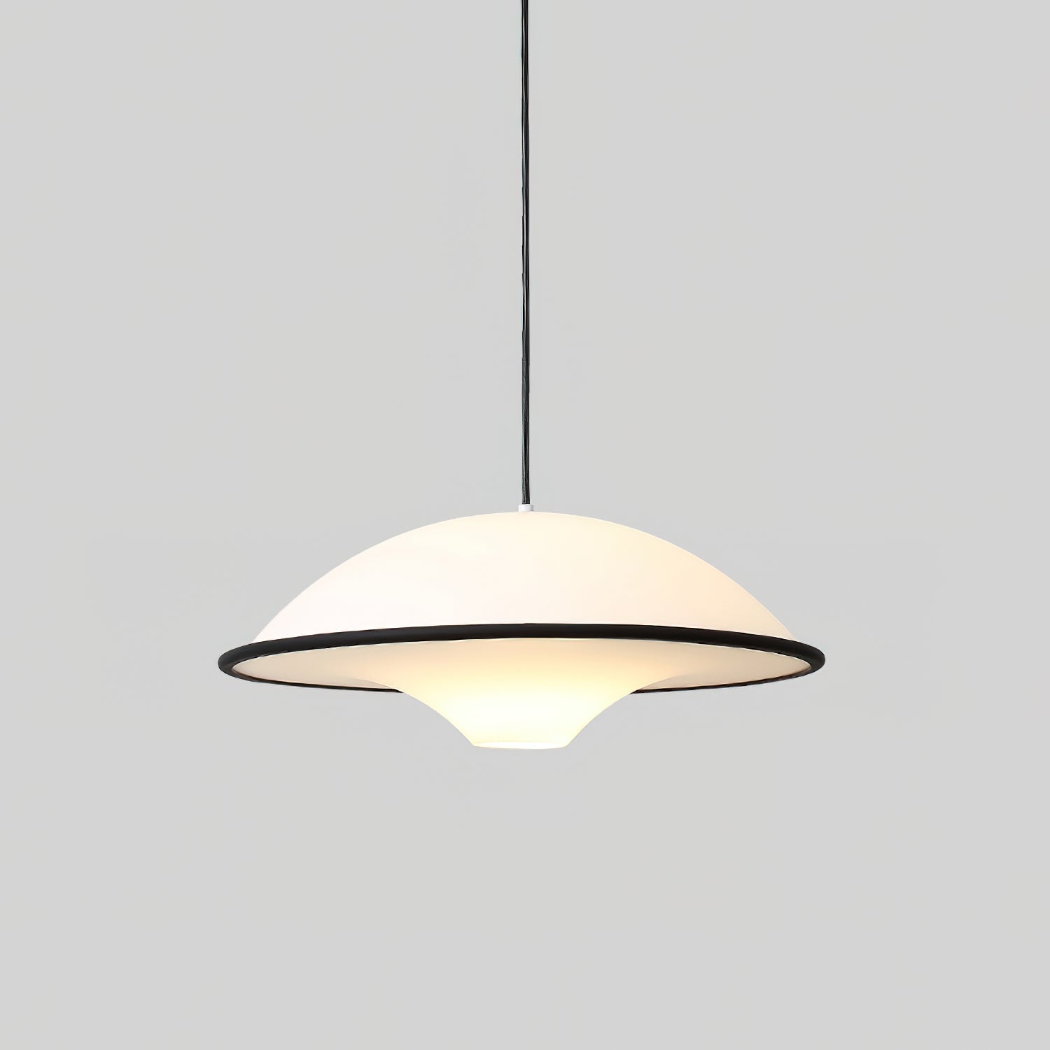 Novara | Minimalistisk UFO pendellampe med svart kant