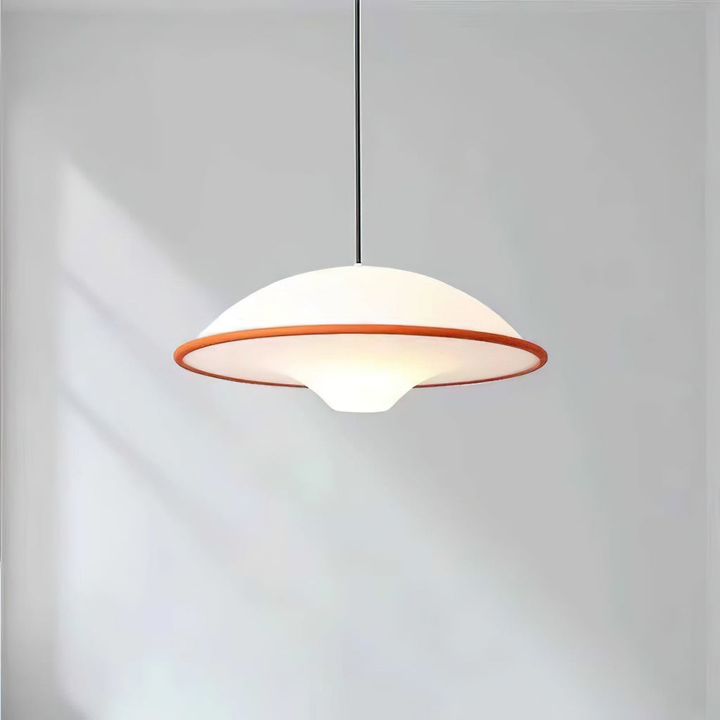 Novara | Minimalistisk UFO pendellampe med svart kant