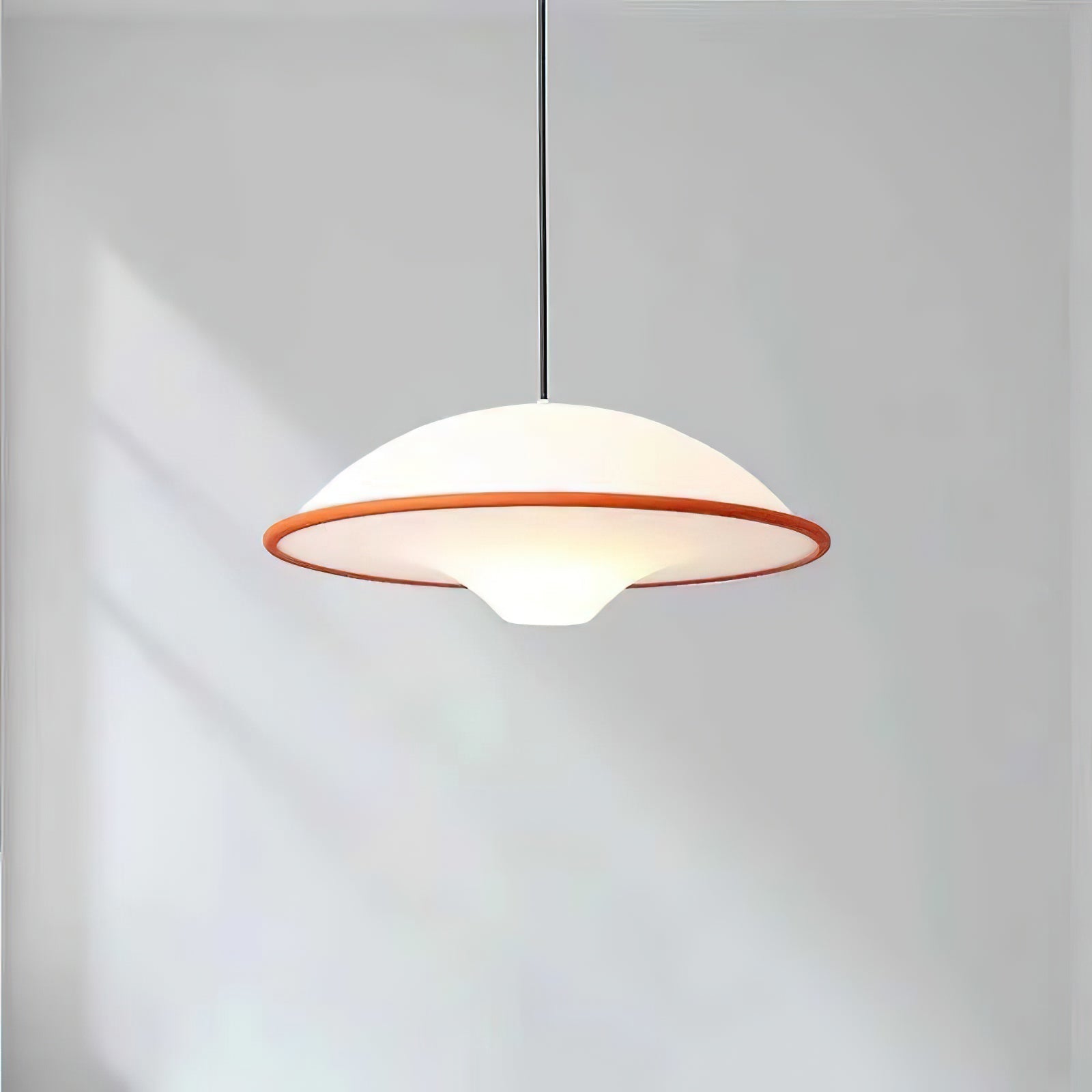 Novara | Minimalistisk UFO pendellampe med svart kant