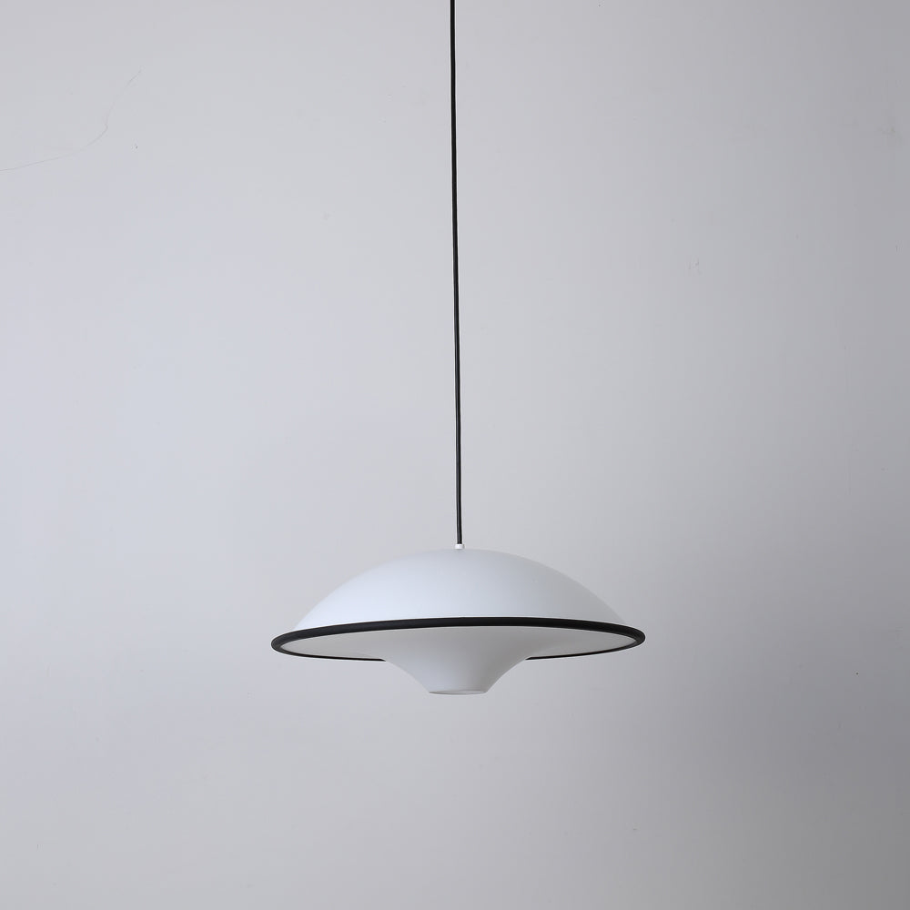 Novara | Minimalistisk UFO pendellampe med svart kant