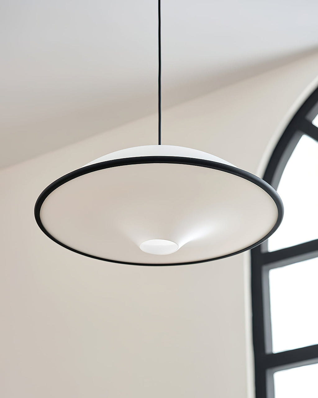 Novara | Minimalistisk UFO pendellampe med svart kant