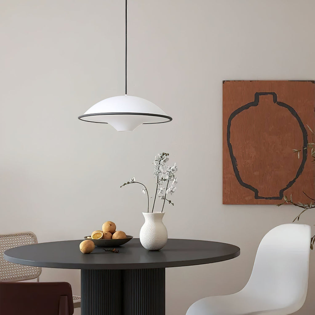 Novara | Minimalistisk UFO pendellampe med svart kant