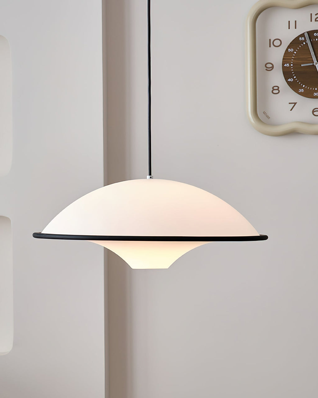 Novara | Minimalistisk UFO pendellampe med svart kant