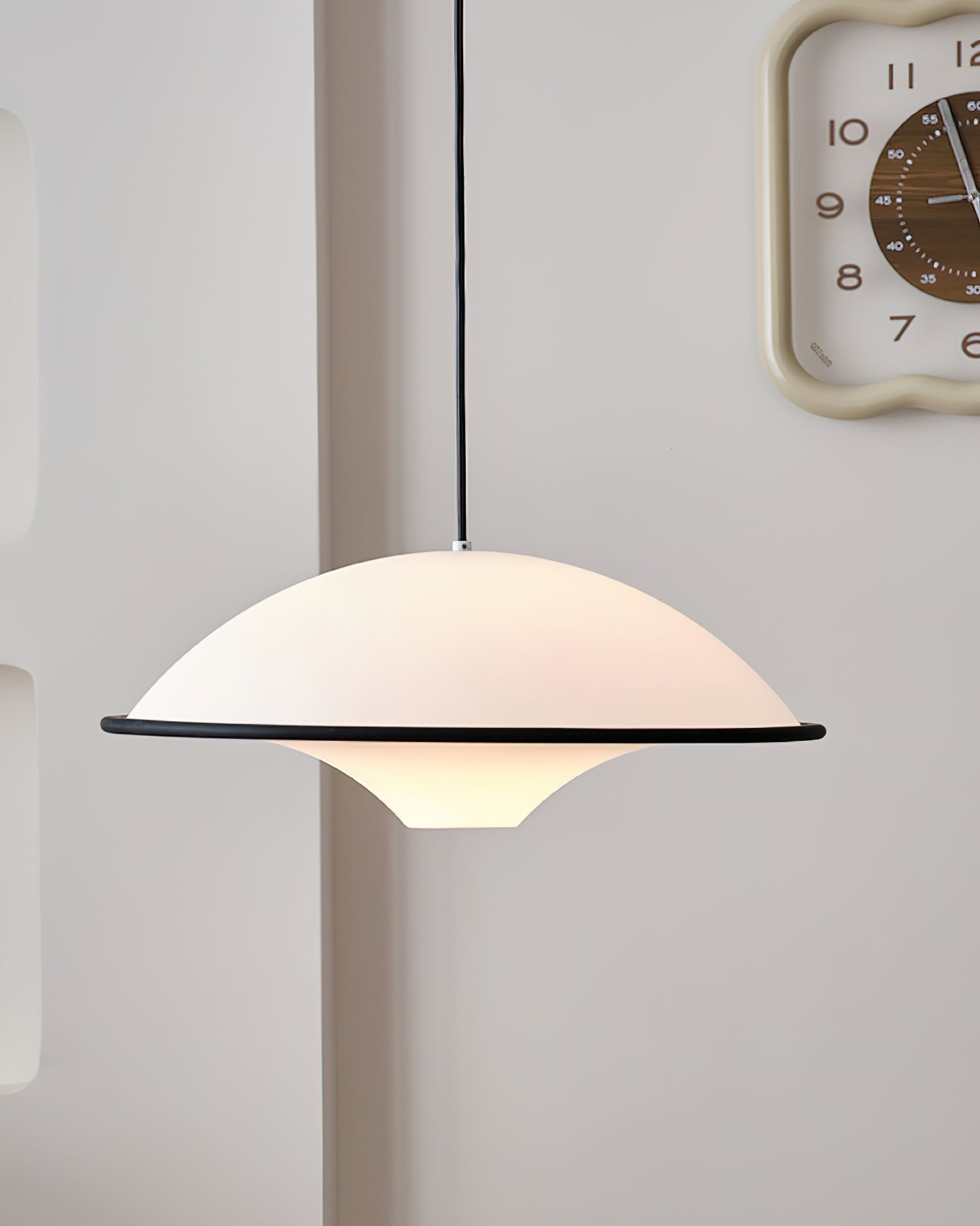 Novara | Minimalistisk UFO pendellampe med svart kant