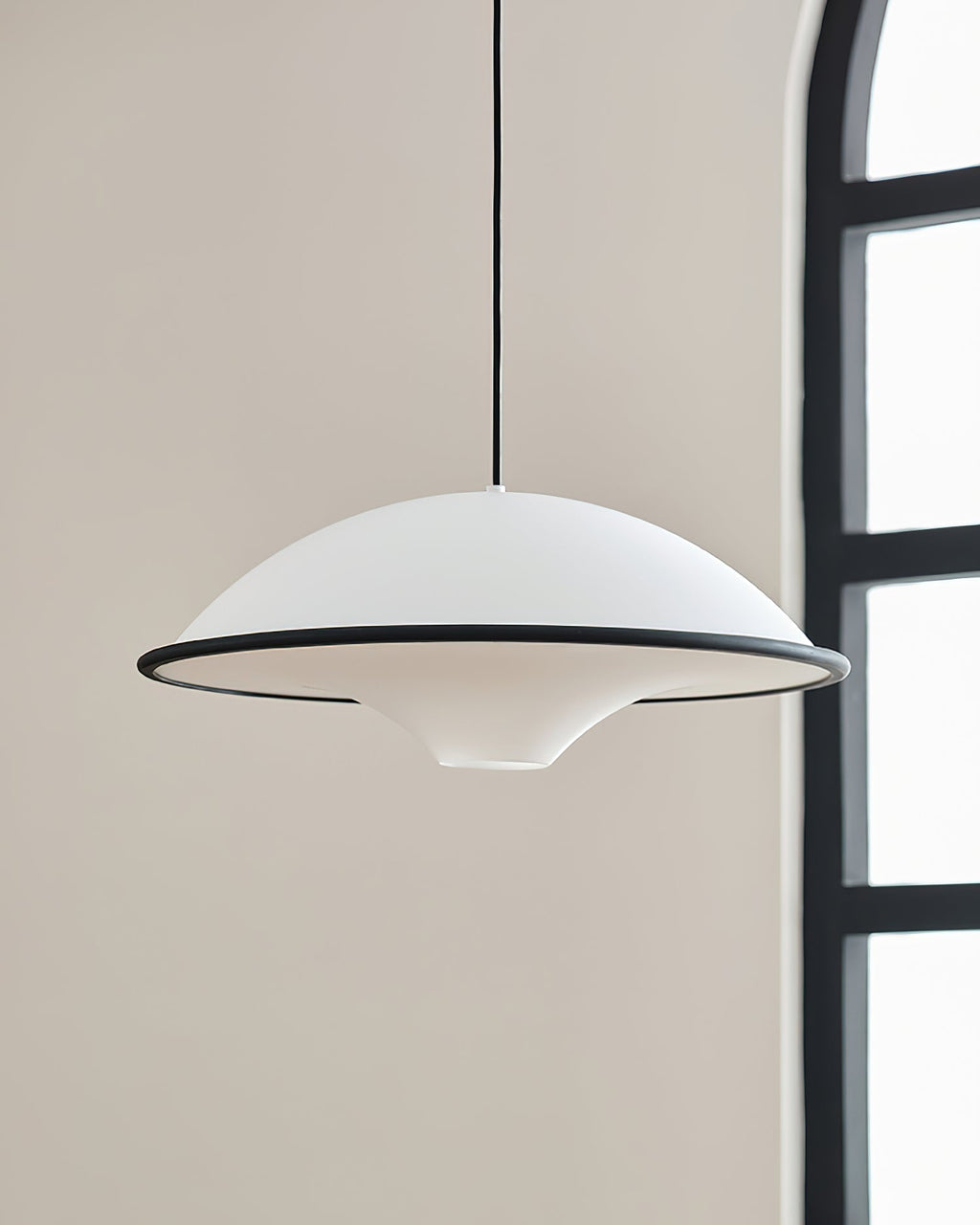 Novara | Minimalistisk UFO pendellampe med svart kant