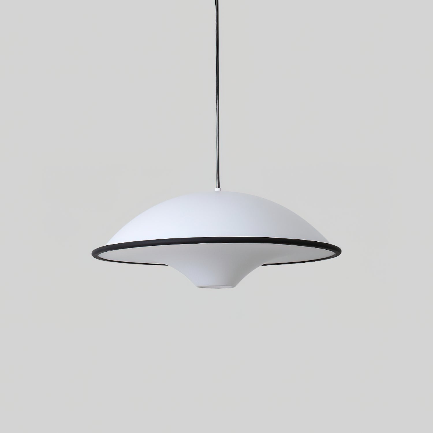 Novara | Minimalistisk UFO pendellampe med svart kant