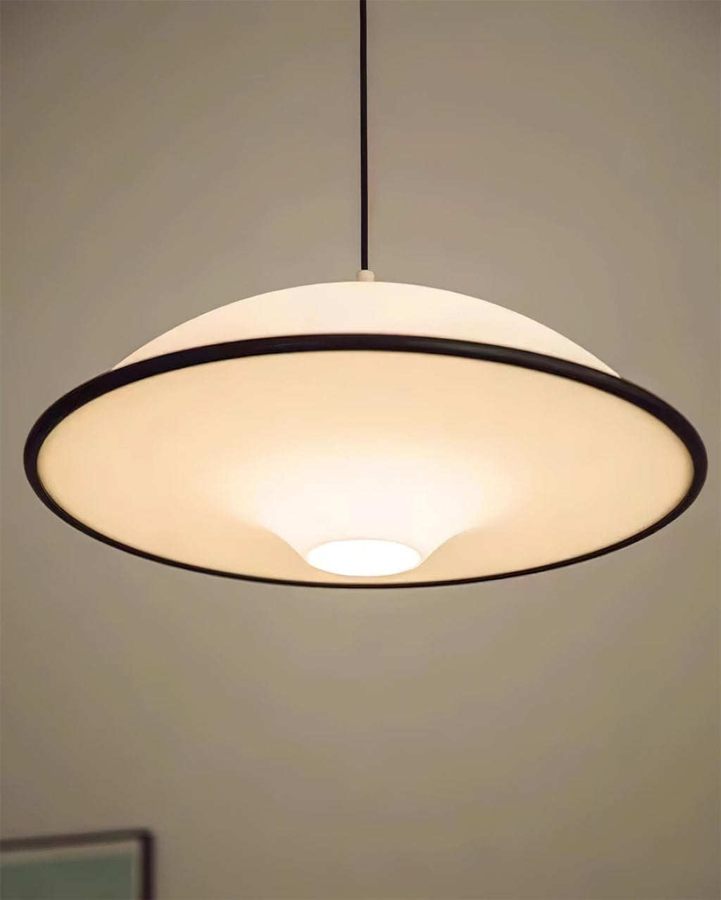 Novara | Minimalistisk UFO pendellampe med svart kant
