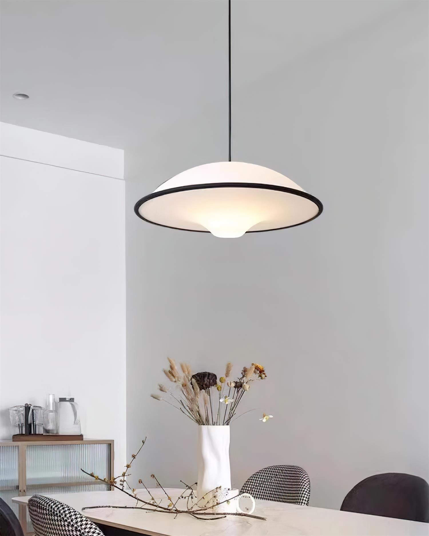 Novara | Minimalistisk UFO pendellampe med svart kant