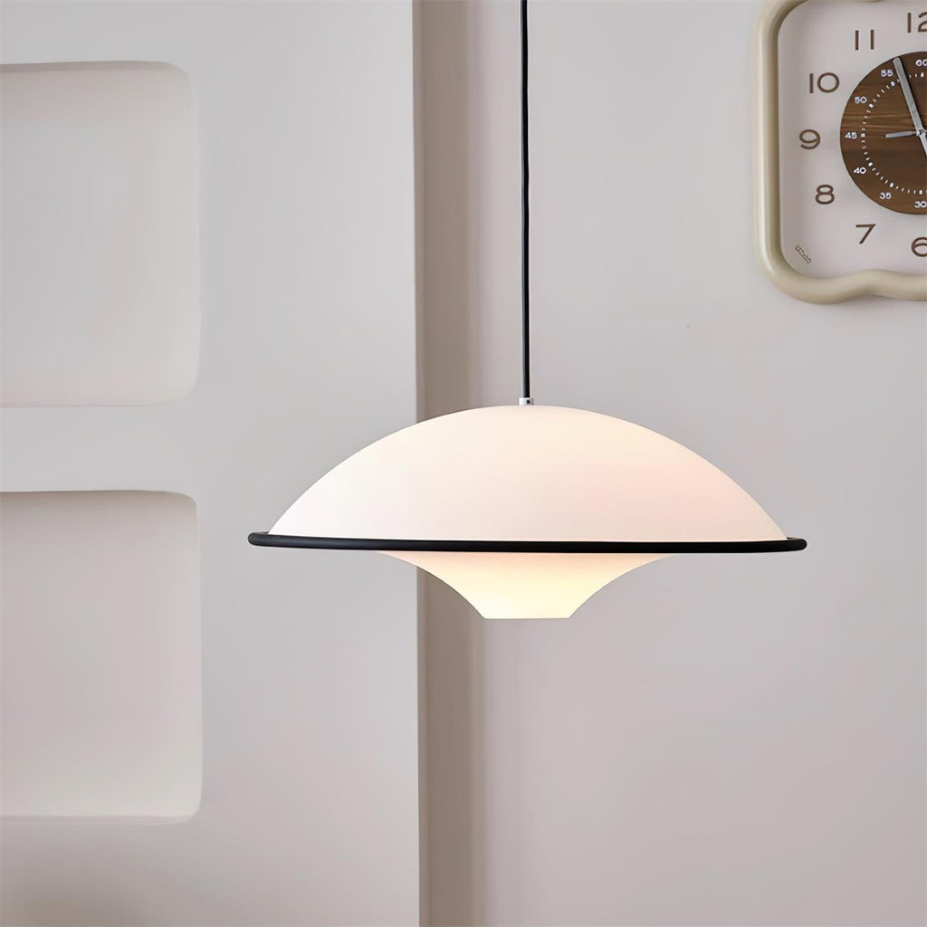 Novara | Minimalistisk UFO pendellampe med svart kant
