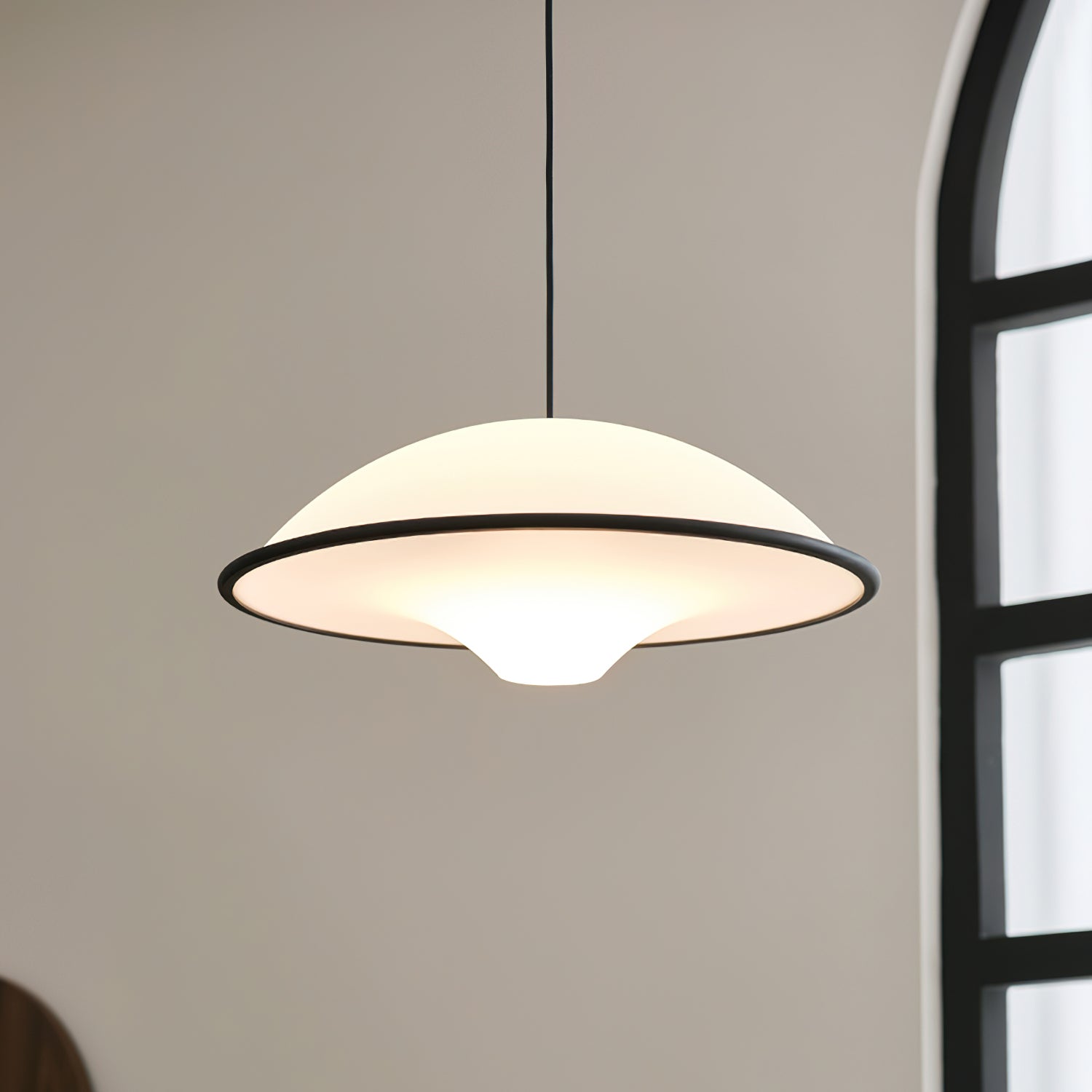 Novara | Minimalistisk UFO pendellampe med svart kant