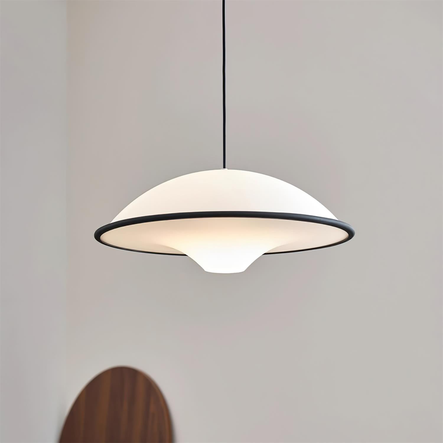 Novara | Minimalistisk UFO pendellampe med svart kant