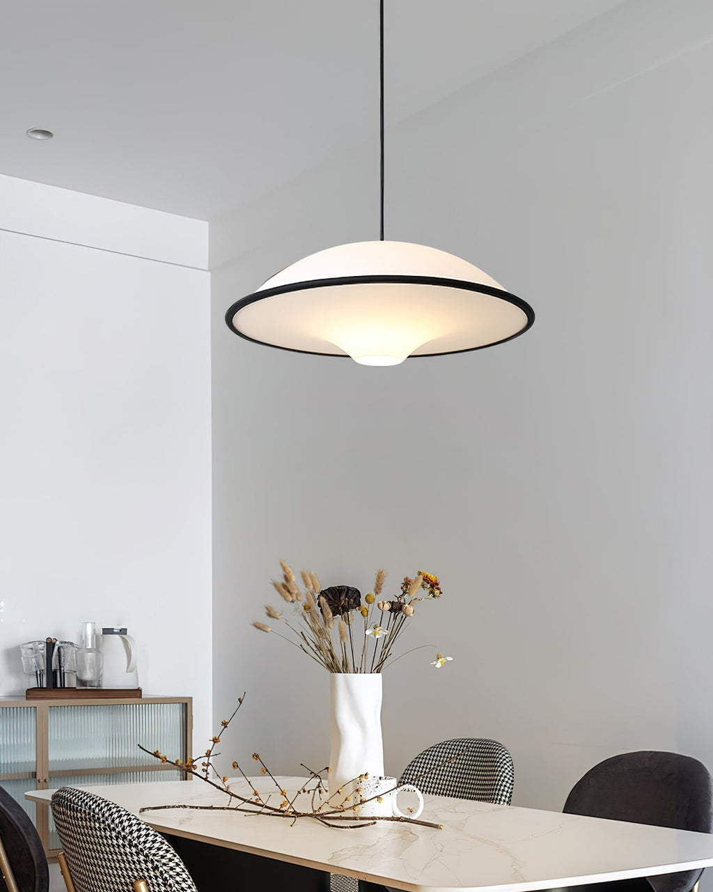 Novara | Minimalistisk UFO pendellampe med svart kant