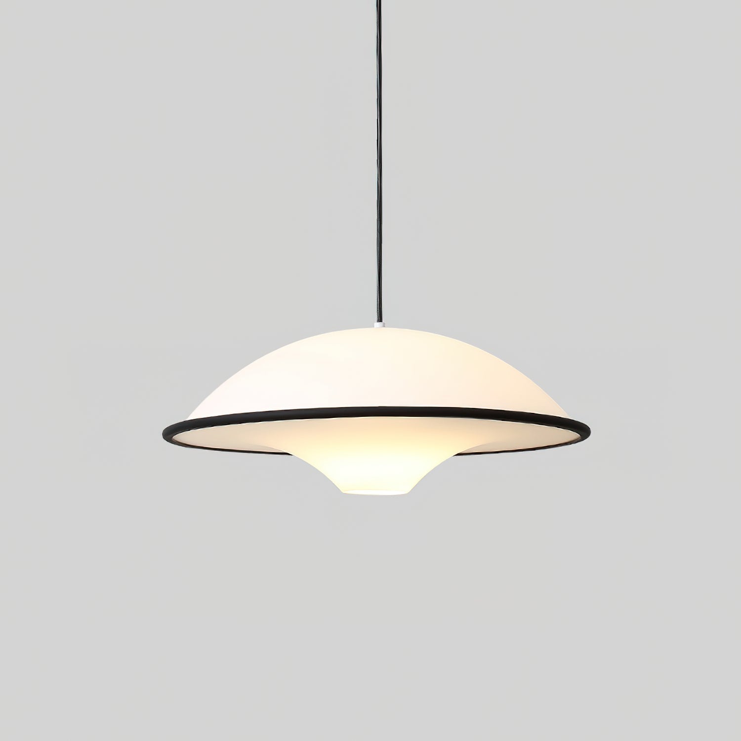Novara | Minimalistisk UFO pendellampe med svart kant
