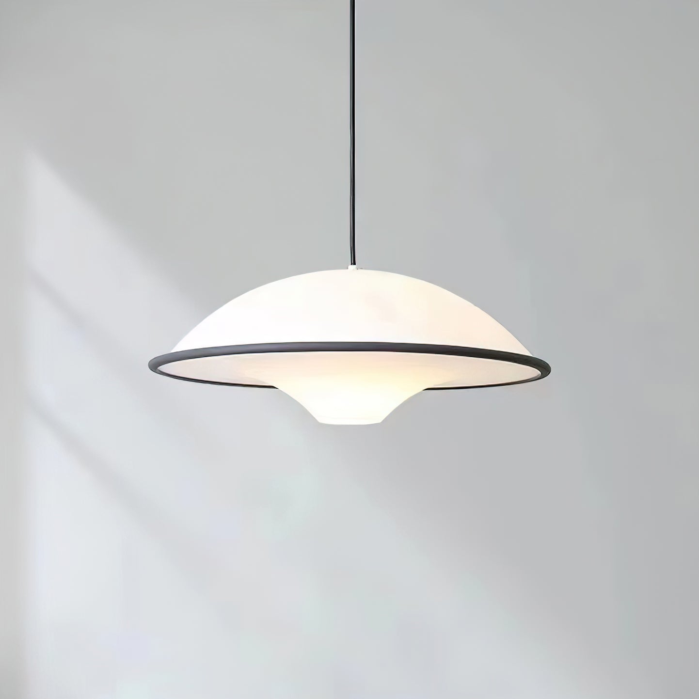 Novara | Minimalistisk UFO pendellampe med svart kant