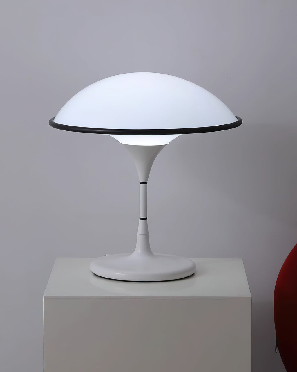 Marinella Dome Bordlampe med Svart Kant og Akryl