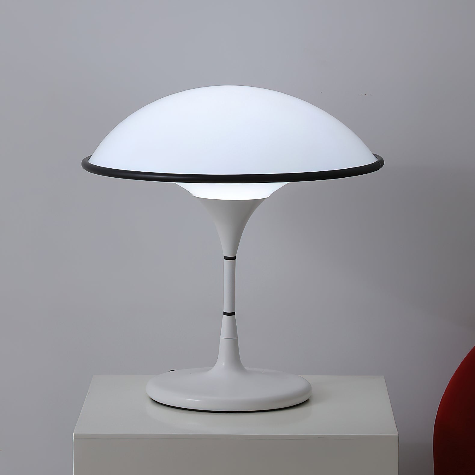 Marinella Dome Bordlampe med Svart Kant og Akryl
