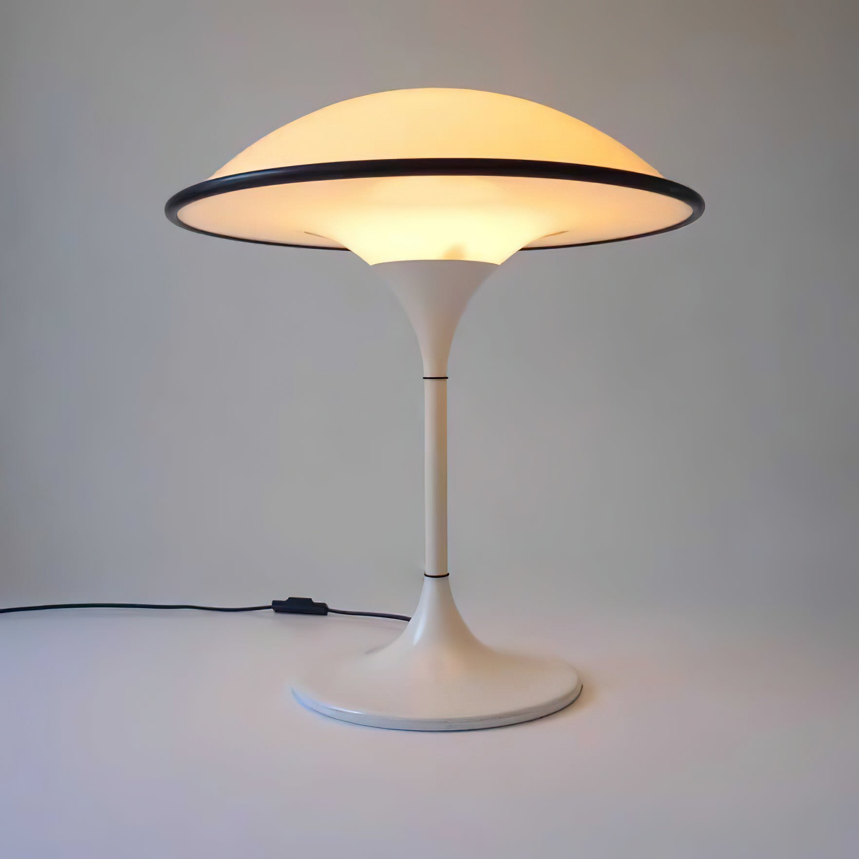 Marinella Dome Bordlampe med Svart Kant og Akryl