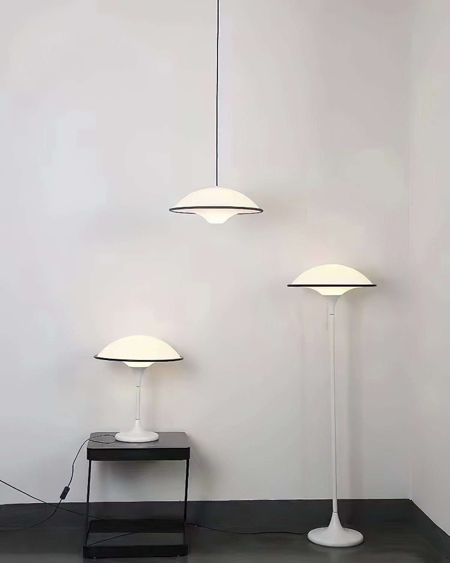 Marinella Dome Bordlampe med Svart Kant og Akryl