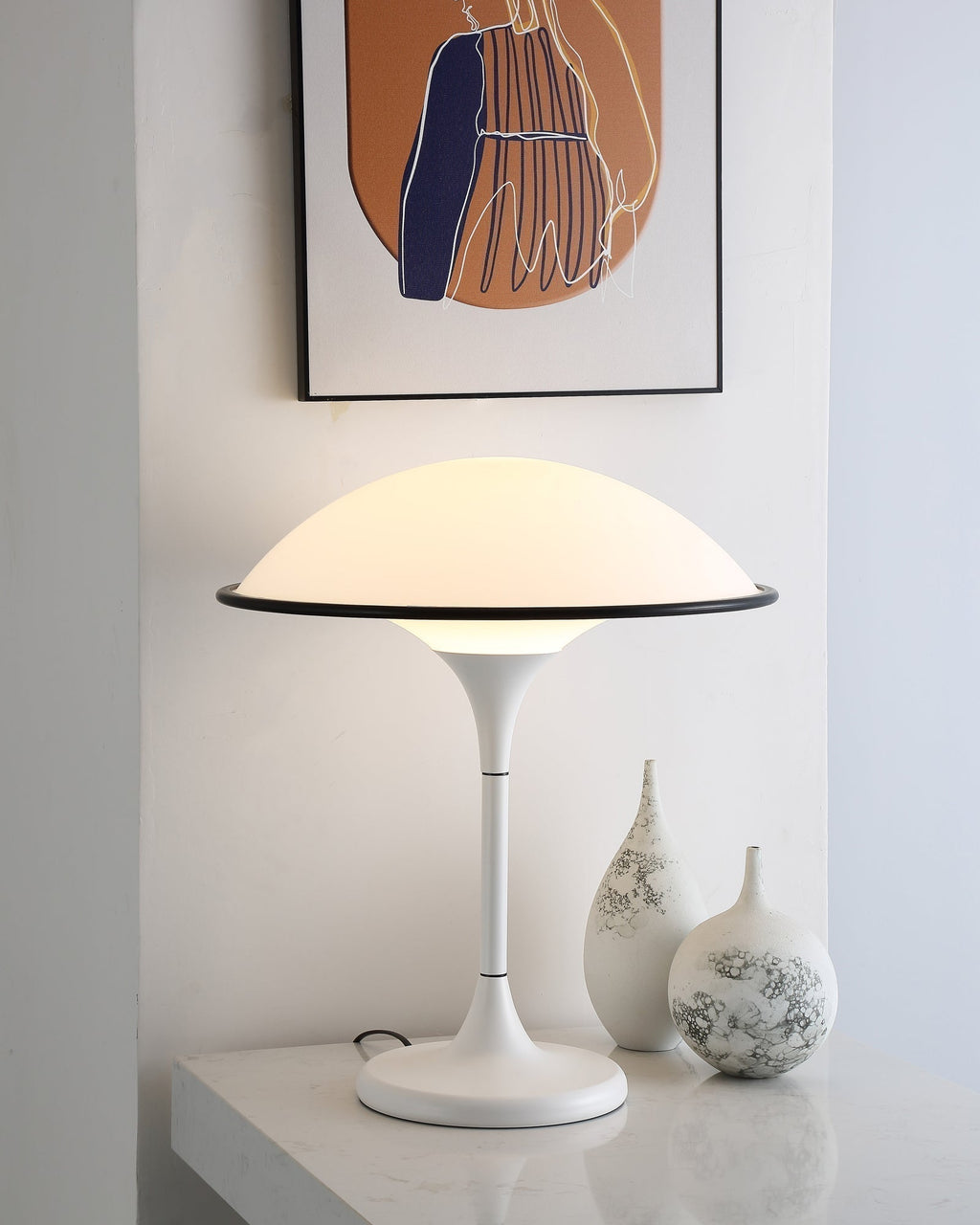 Marinella Dome Bordlampe med Svart Kant og Akryl